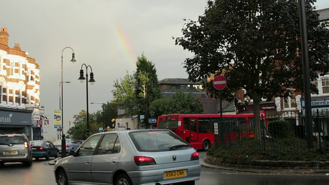 英国伦敦Muswell Hill街道上的交通场景视频素材