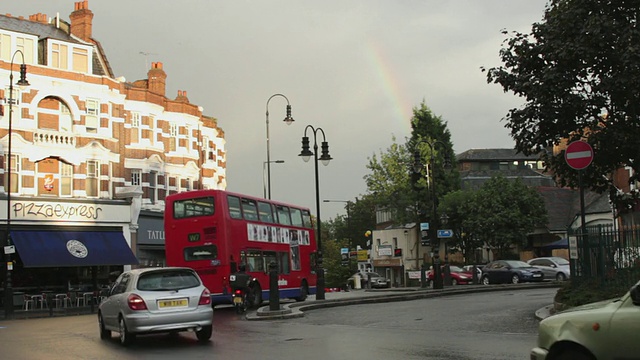 英国伦敦Muswell Hill街道上的交通场景视频素材