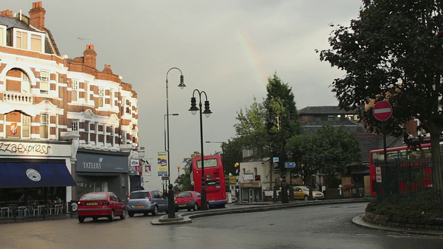 英国伦敦Muswell Hill街道上的交通场景视频素材