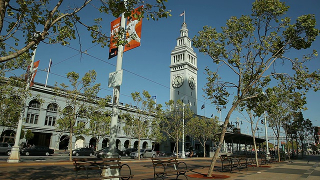 WS Traffic on The Embarcadero with Ferry Building in background /旧金山，加利福尼亚，美国视频素材