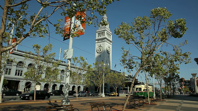 WS Traffic on The Embarcadero with Ferry Building in background /旧金山，加利福尼亚，美国视频素材