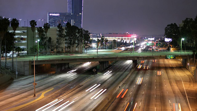 美国加州洛杉矶夜间高速公路上的交通视频素材