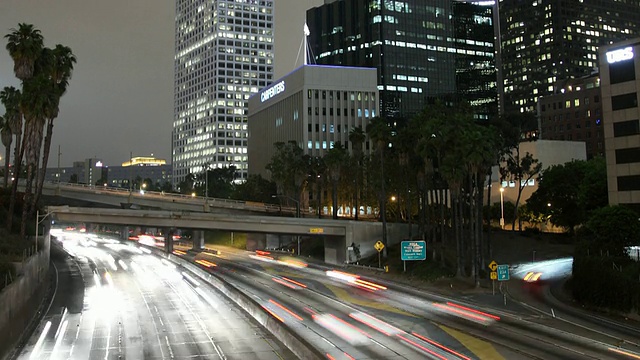 夜间高速公路和摩天大楼上的交通/美国加州洛杉矶视频素材