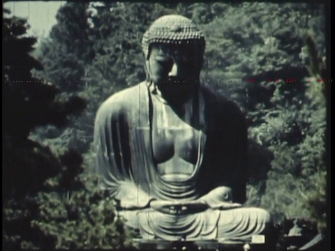 PAN CU穿着传统服饰的朝圣者参观八幡寺/镰仓，日本/音频视频素材