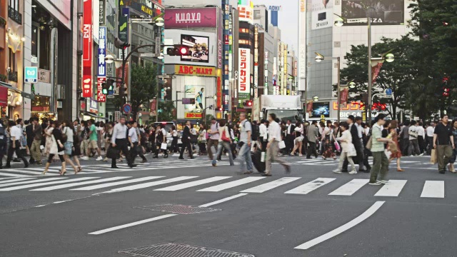 日本东京新宿街的WS行人过街道视频素材