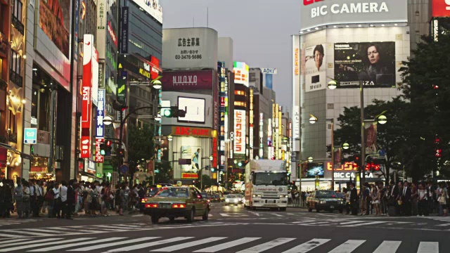 新宿街的交通和行人过街道，日本东京视频素材