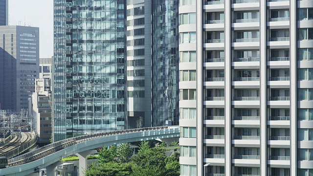 从Shinbashi Terminal经过Twin Park Towers Apartments / Tokyo, Tokyo-to, Japan之间的Shiodome Sio Site建筑之间完全计算机化的百合果线视频素材