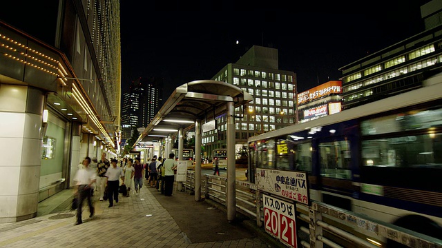 日本东京，新宿西铁出口，京夫百货门前的WS T/L公交车站视频素材