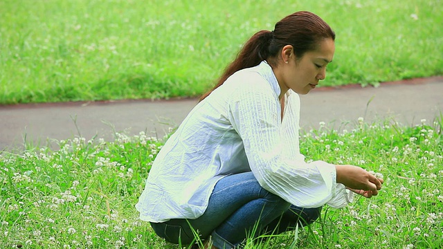 在公园/涉谷采摘鲜花的女士，东京，日本视频素材