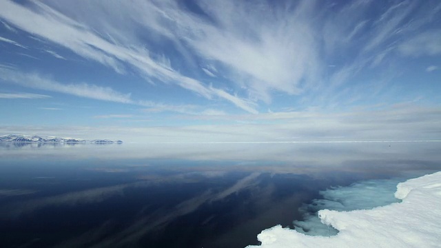 云在海上，雪在前景/池塘入口，努勒维特，加拿大视频素材