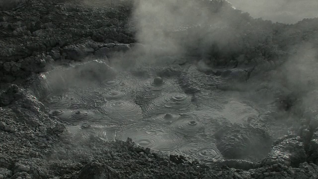 在Sol de Manana的MS Muddy冒泡间歇泉，蒸汽上升在前景/ Eduardo Avaroa动物保护区，波托西，玻利维亚视频素材