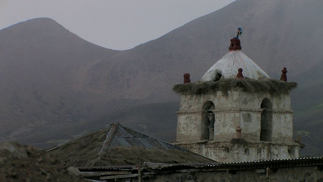 Sajama村庄教堂，背景是安第斯山峰/ Sajama, Oruro，玻利维亚视频素材