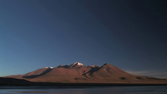 安第斯山脉的山峰上覆盖着积雪，popoo湖和蓝色的天空在popoo，奥鲁罗，玻利维亚视频素材