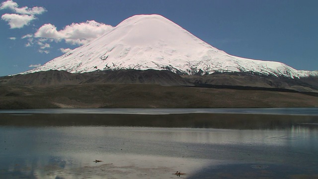 WS Chungara湖与积雪覆盖的Parinacota火山后，反映在湖/塔拉帕卡，智利视频素材