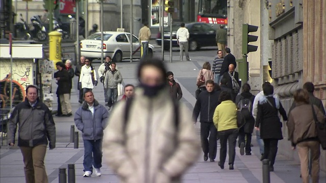 在西班牙马德里，行人走在街上视频素材