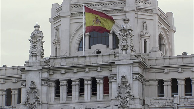 MS View of Madrid市政厅with flag of Spain / Madrid, Spain视频素材