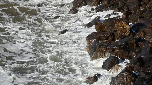 高清海浪拍打着岩石海岸视频素材