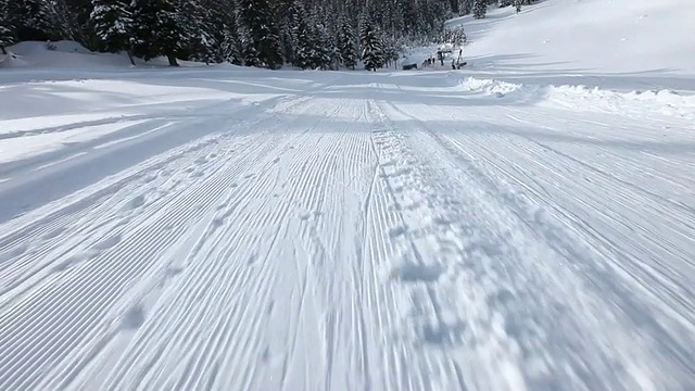 用滑雪板往山下滑雪视频素材