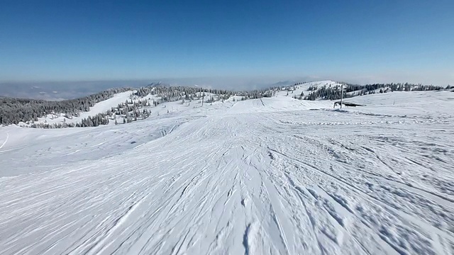 用滑雪板往山下滑雪视频素材