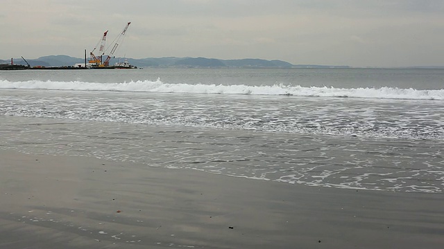 海岸与起重机视频素材