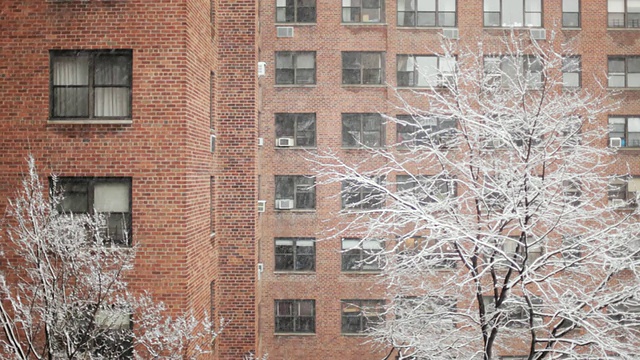 砖公寓大楼在雪天视频下载