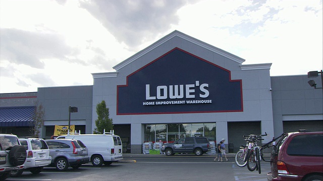 美国纽约奥兰治堡Lowe's Home Improvement Center前的WS停车场视频素材