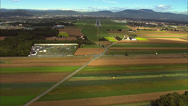 空中降落在奥地利斯蒂里亚格拉茨机场跑道上视频素材