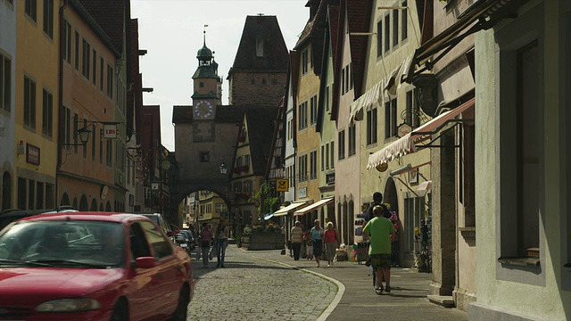 老城WS街，Spitalgasse在背景/ Rothenburg ob der Tauber，德国巴伐利亚州视频素材