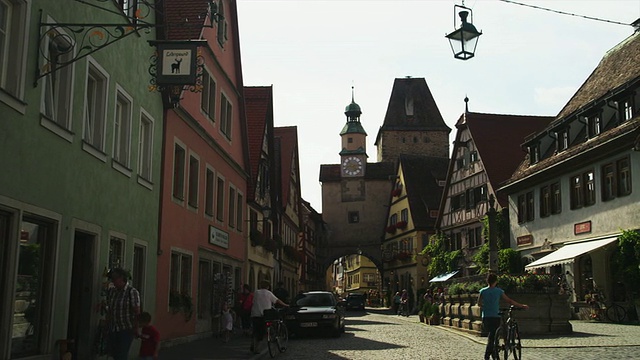 在旧城，Spitalgasse在背景/ Rothenburg ob der Tauber，德国巴伐利亚州的WS PAN街视频素材