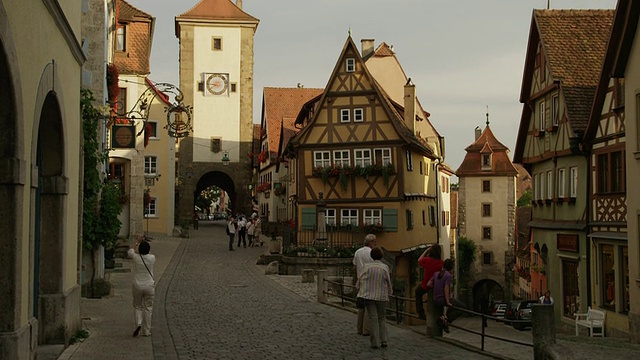 德国巴伐利亚州，旧城镇，Spitalgasse的WS TU街/ Rothenburg ob der Tauber，德国视频素材