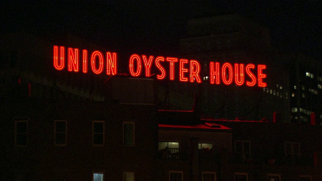 美国马萨诸塞州波士顿的联合牡蛎屋(Union Oyster House)上的MS Giant霓虹灯照亮了夜晚视频素材