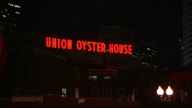 美国马萨诸塞州波士顿的联合牡蛎屋(Union Oyster House)上的巨大霓虹灯视频素材