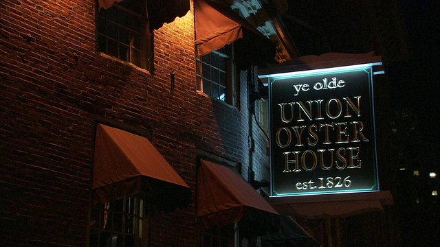 美国马萨诸塞州波士顿联合牡蛎屋(Union Oyster House)上的MS照明标识视频素材