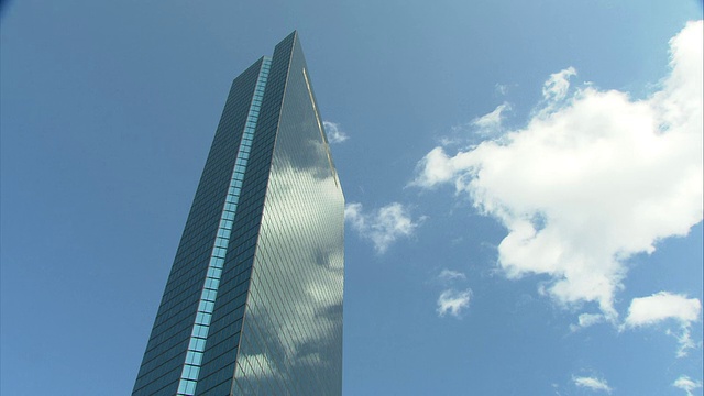 MS John Hancock Tower against blue sky and large white cloud /波士顿，马萨诸塞州，美国视频素材