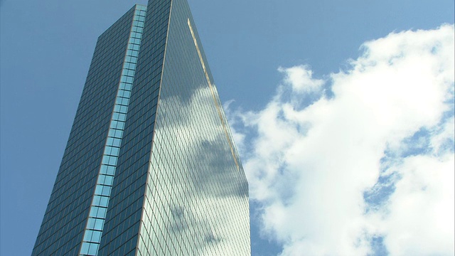 MS John Hancock Tower against blue sky and large white cloud /波士顿，马萨诸塞州，美国视频素材