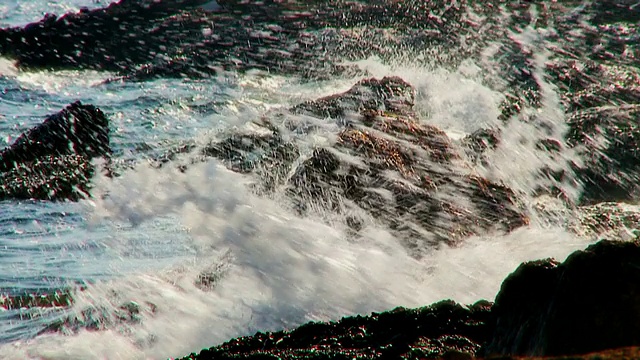 高清慢动作海浪撞击岩石视频下载