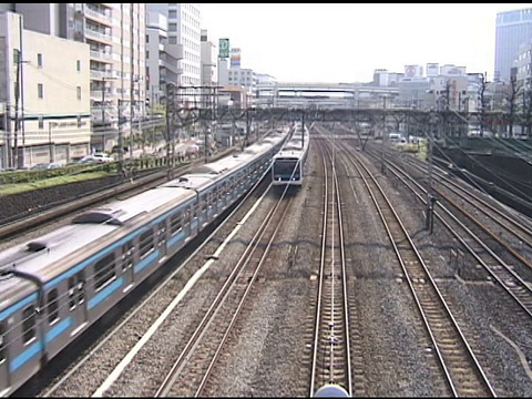 两列日本通勤列车通过视频素材