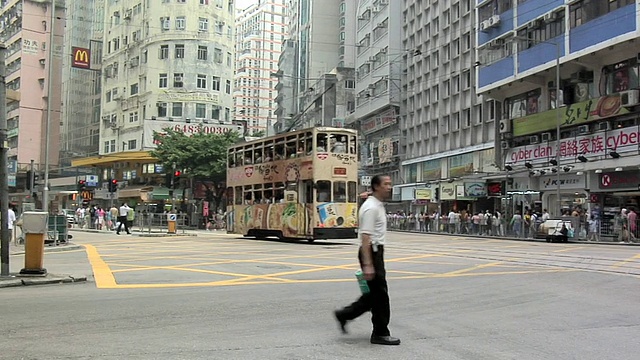 中国香港湾仔庄士敦道轩尼诗道的交通情况视频素材