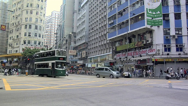 中国香港湾仔庄士敦道轩尼诗道的交通情况视频素材