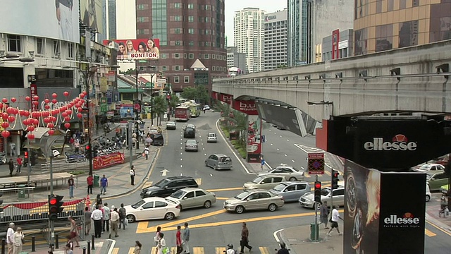 这条单轨铁路将沿着苏丹伊斯梅尔(Sultan Ismail)在马来西亚吉隆坡(吉隆坡)山口的中间路线行驶视频素材