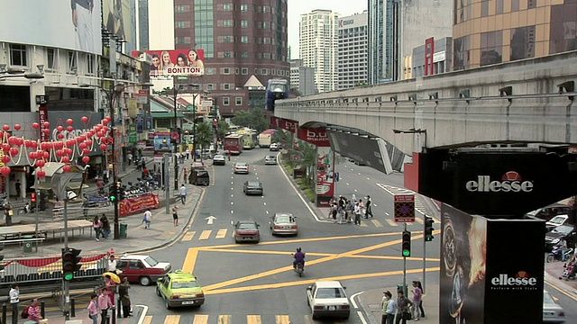 这条单轨铁路将沿着苏丹伊斯梅尔(Sultan Ismail)在马来西亚吉隆坡(吉隆坡)山口的中间路线行驶视频素材