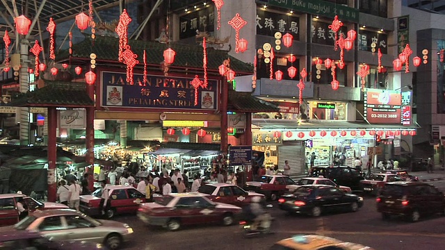 马来西亚吉隆坡，中国城中交通繁忙的Jalan Petaling的WS入口大门视频素材