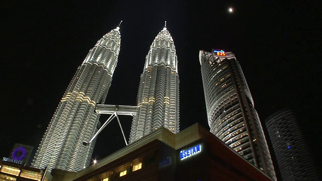 吉隆坡城市中心的WS PAN Petronas塔和Menara Maxis大楼在晚上/吉隆坡，马来西亚视频素材