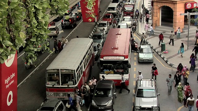 目前在马来西亚苏尔坦伊斯梅尔/吉隆坡的道路上行驶视频素材