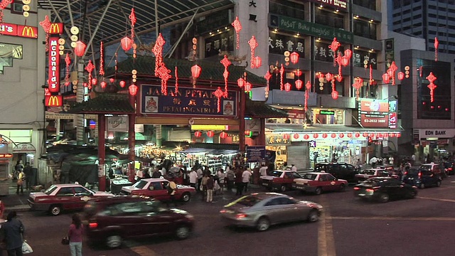 在马来西亚吉隆坡，晚上通往Jalan Petaling入口的Jalan Cheng锁的交通场景视频素材