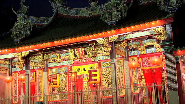 晚上槟城路上的WS ZO Ong Si Thye Guan Tong Chinese Temple / George Town，槟城，马来西亚视频素材