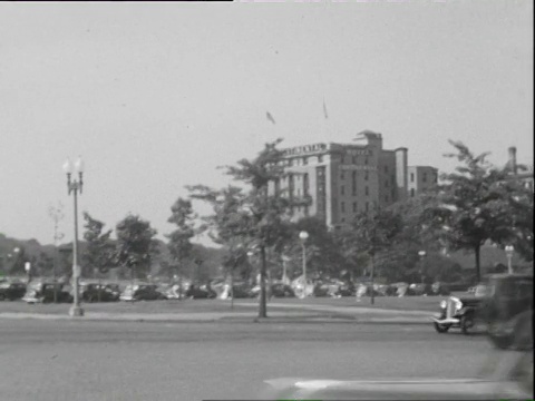 1938年7月B/W WS PAN街景与远处的国会大厦/华盛顿特区，美国视频素材