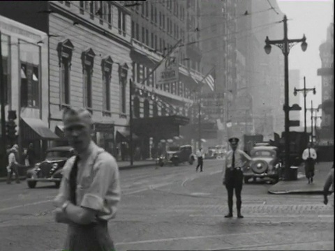 1938年7月B/W W TU繁忙的十字路口，背景是大型酒店，前景是交警和行人/美国伊利诺伊州芝加哥视频素材