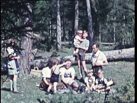 1940年的蒙太奇家庭在树间休息和玩耍/奥地利蒂罗尔视频素材