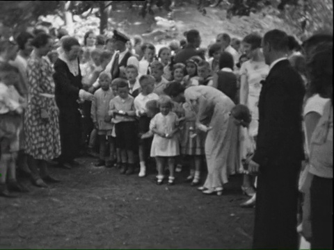 1938年，德国图林根，孩子们在玩“跑蛋”游戏视频素材